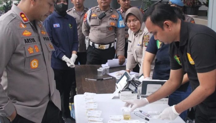 Polres Metro Jakarta Barat Adakan Pemeriksaan Urine Tiba-Tiba untuk Personel