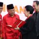 Ketum DPP PDIP Megawati Soekarnoputri saat menyerahkan rekomendasi ke Koster-Giri.