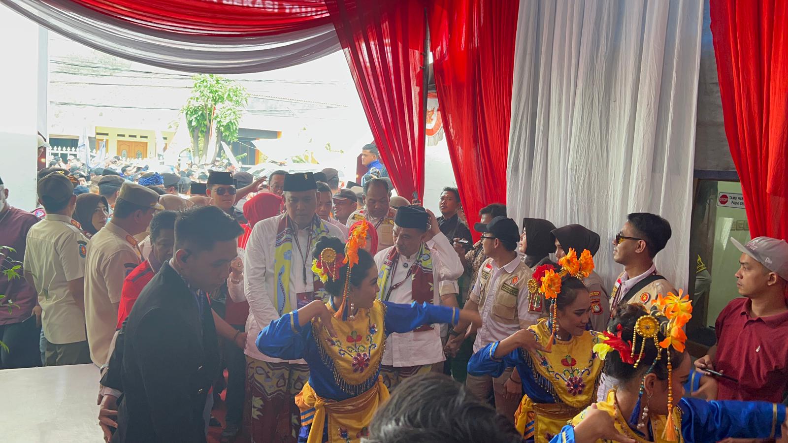 Tri Adhianto dan Bobihoe Tiba di KPU Kota Bekasi