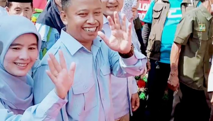 Supian Suri didampingi isteri saat iring - iringan menuju lapanga Irekap kampung Sawah untuk acaraDeklarasi. (dok. Harianesia)