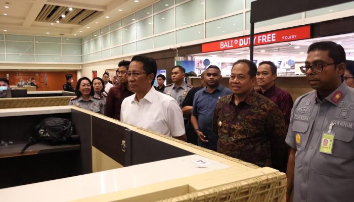 Dukung KTT Indonesia Afrika (IAF) 2024, Menkumham Supratman Tinjau Layanan Imigrasi di Bandara Ngurah Rai 2