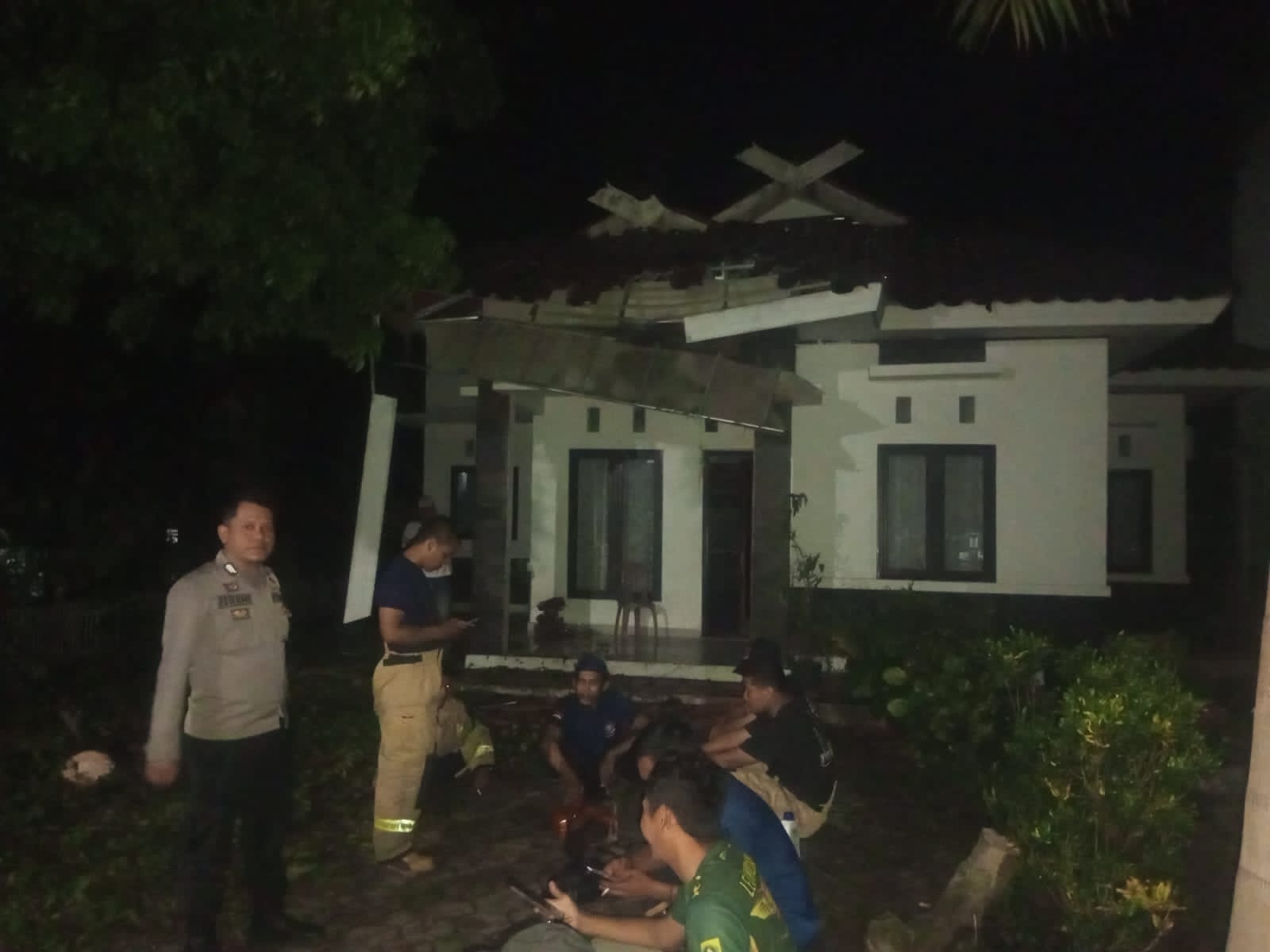 Polsek Leuwiliang Cek Lokasi TKP Akibat Terjadinya Musibah Bencana Alam Pohon Tumbang