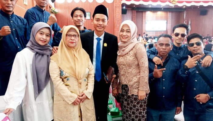 Sesi foto bersama keluarga tercinta beserta tim sukses kemenangan, Kang DK. (dok. Harianesia.com)
