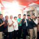 Sesi foto bersama dengan Ketua RW se-Kelurahan Mekarjaya di kediaman Hengky saat acara syukuran usai pelantikan. (dok. Harianesia.com)