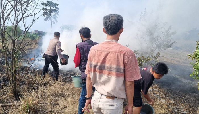 Bhabinkamtibmas Wilayah Hukum Polsek Dramaga Gerak Cepat Bantu Warga Padamkan Kebakaran Lahan 2
