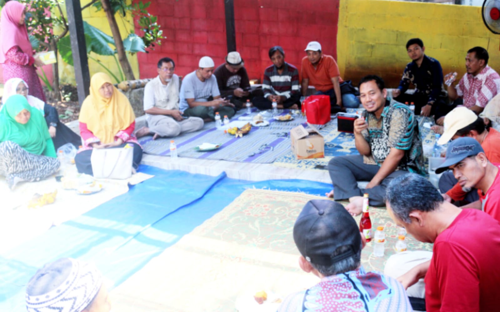Anggota DPRD kota Depok periode 2024 - 2029, H. Bambang Sutopo (HBS), saat bincang dengan Komunitas Petani kota Depok. (Harianesia.com)