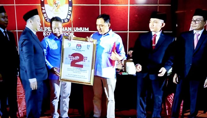 Supian Suri dan Chandra Rahmansyah saat menerima simbolis no urut (2) oleh Ketua KPU Depok, Willi. (dok. Harianesia.com)