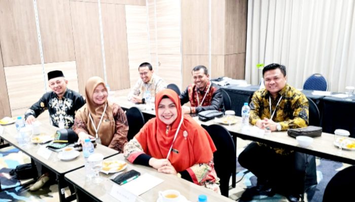 H. Bambang Sutopo (batik hitam tanpa peci), saat berfoto dengan Fraksi PKS.