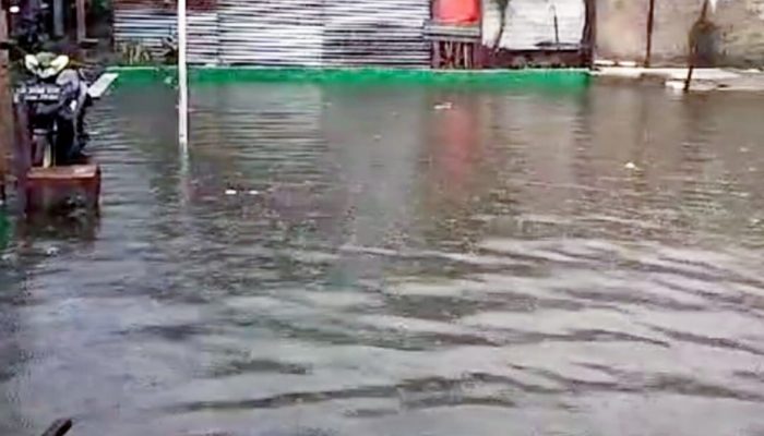 Ket foto : Lapangan bulu tamgkis yang terendam oleh banjir saat hujan turun. (dok. Harianesia.com)