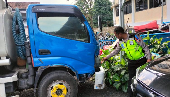 Melintas jalan searah, 2 anak perempuan pengendara roda 2 tertabrak truk tangki 2