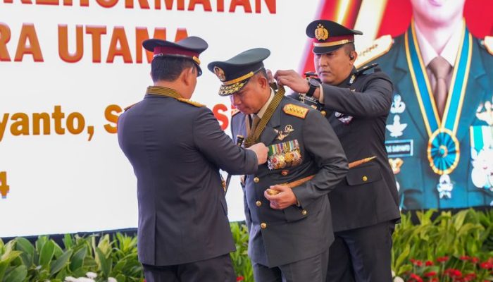 Kapolri sematkan tanda kehormatan ke Panglima TNI