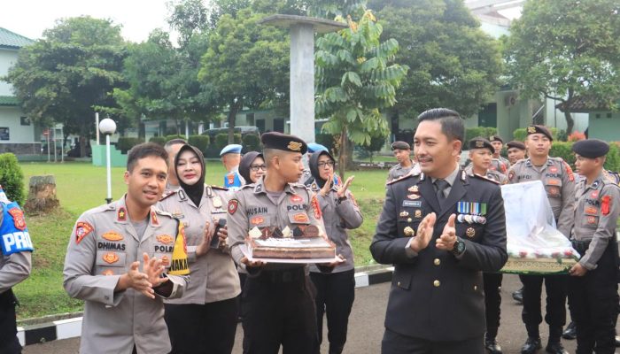 Kapolres Bogor Dan Jajarannya Berikan Kejutan Ke Dandim 0621 Di HUT TNI ke 79 2