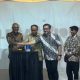 Menteri Komunikasi dan Informatika Budi Arie Setiadi (dua kiri) bersama Direktur Utama Perum LKBN ANTARA Akhmad Munir (kiri), dan Direktur Jenderal Informasi dan Komunikasi Publik Kementerian Kominfo Prabu Revolusi (tiga kiri) didampingi oleh kurator Ismar Patrizki membuka pameran foto jurnalistik "Legasi Jokowi 2014-2024" di Galeri Foto Jurnalistik Antara (GFJA), Antara Heritage Center (AHC), Pasar Baru, Jakarta, Jumat (11/10/2024).