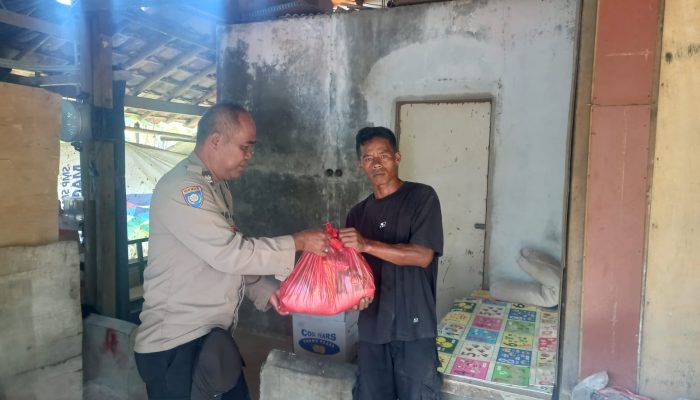 Bhabinkamtibmas Desa Sumur Batu Wilayah Hukum Polsek Babakan Madang Lakukan Giat COOLING Sistem Peduli Warga Binaan Yang Kurang Mampu 2