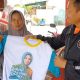 Ibu Ari pedagang Mie Ayam didampingi Sekjen REPDEM DPC Kota Tangerang Petrus Herman (Foto : D.Wahyudi/Harianesia.com)