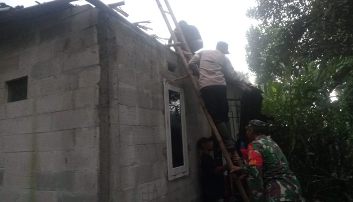 Kapolsek Sumbang Polresta Banyumas Evakuasi Pohon Tumbang Disebabkan Hujan Deras Dan Angin Kencang 2