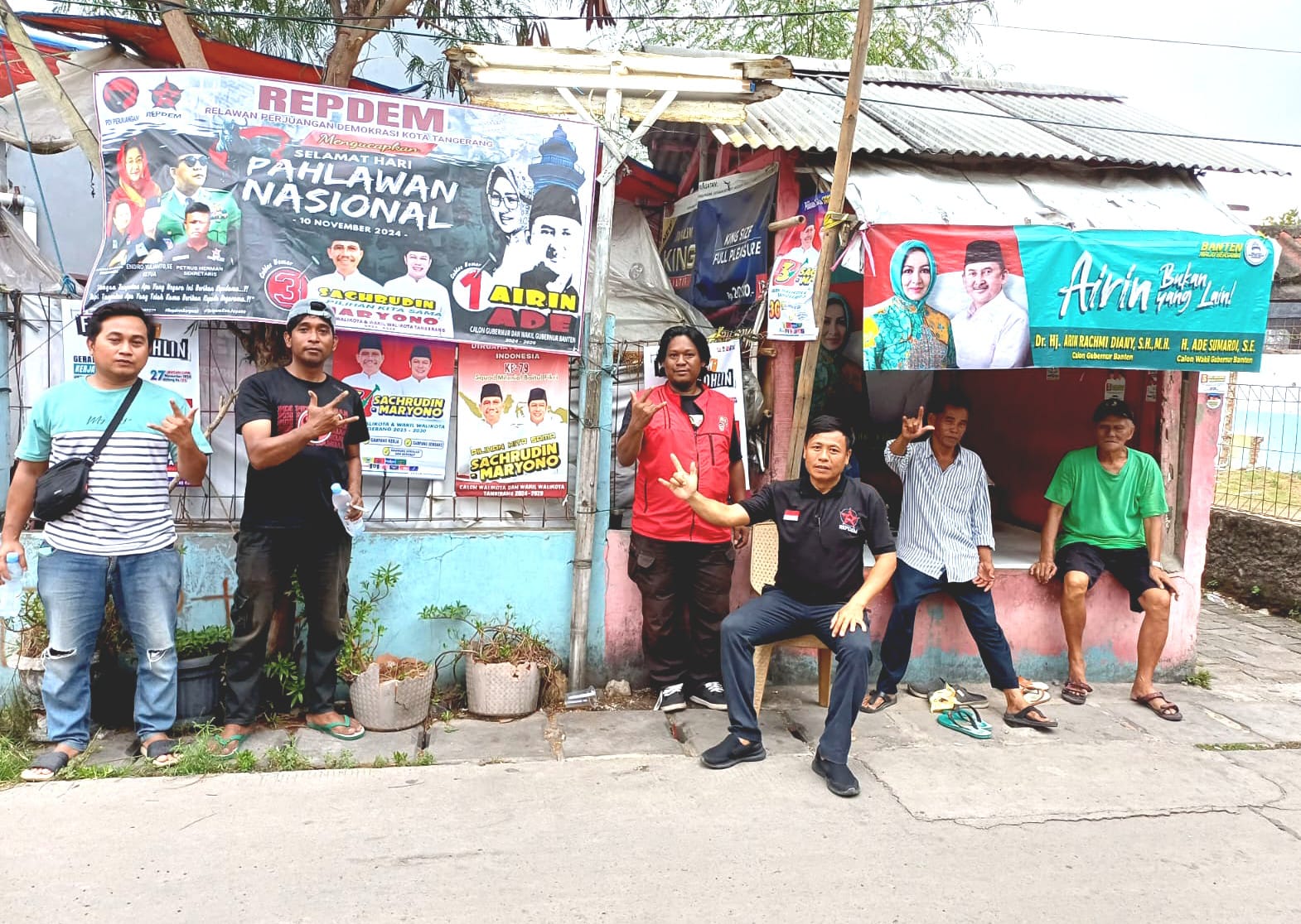 Petrus Herman Kembali Pasang APK Paslon Gubernur Banten dan Walikota Tangerang, Lalu Sambangi Warga