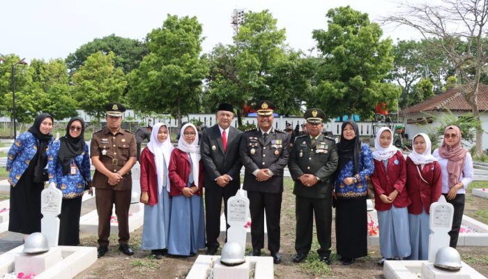 Plt. Kapolres Boyolali Pimpin Upacara Tabur Bunga Peringatan Hari Pahlawan di TMP Ratna Negara Boyolali 2