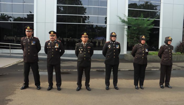 Polres Bogor Laksanakan Upacara Memperingati Hari Pahlawan Untuk Mengenang Serta Menghormati Perjuangan Para Pahlawan Terdahulu 2