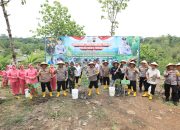 Swasembada pangan Polda Jateng, Wakapolda tanam ratusan pohon produktif dan benih ikan