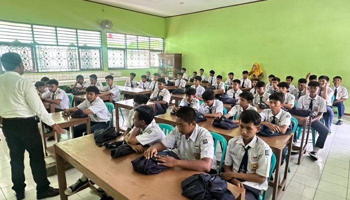 Agar Pelajar Tangguh Cegah Pengaruh Narkotika, Satuan Narkoba Polres Sragen Adakan Sosialisasi P4GN di SMPN 1 Sambungmacan 2