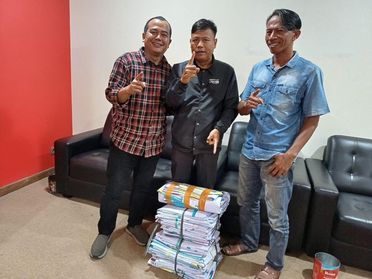 Petrus Herman, didampingi Pabuadi, usai menerima APK dari FRAKSI PDI PERJUANGAN DPRD Kota Tangerang Yang diserahkan Oleh Anggota DPRD Kota Tangerang Teja Kusuma.