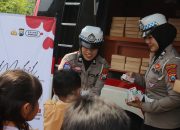 Mobil Cinta Polres Nganjuk Bagikan 100 Kotak Makan Siang Sehat untuk Siswa – Siswi SDN 1 Ngrengket Sukomoro
