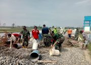 Antisipasi Musim Hujan, TNI dan Warga Kebut Pengecoran Jalan Program KBM