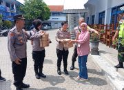 Polres Nganjuk Bagikan Nasi Kotak Untuk Warga yang Telah Gunakan Hak Pilihnya