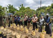 Implementasikan Program Asta Cita, Kapolsek Plupuh Motori Olah Lahan Ketahanan Pangan Bersama PPL dan Warga