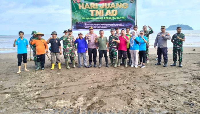 Warnai Peringatan Hari Juang TNI AD Ke 79, Polisi Ikut Serta Aksi Bersih-bersih di Pantai Gua Manik 2