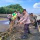 Warnai Peringatan Hari Juang TNI AD Ke 79, Polisi Ikut Serta Aksi Bersih-bersih di Pantai Gua Manik