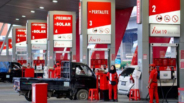 Bahlil VS Menteri UMKM Bolehkan Ojol Beli Pertalite tapi Larang Taksi Online ? 2