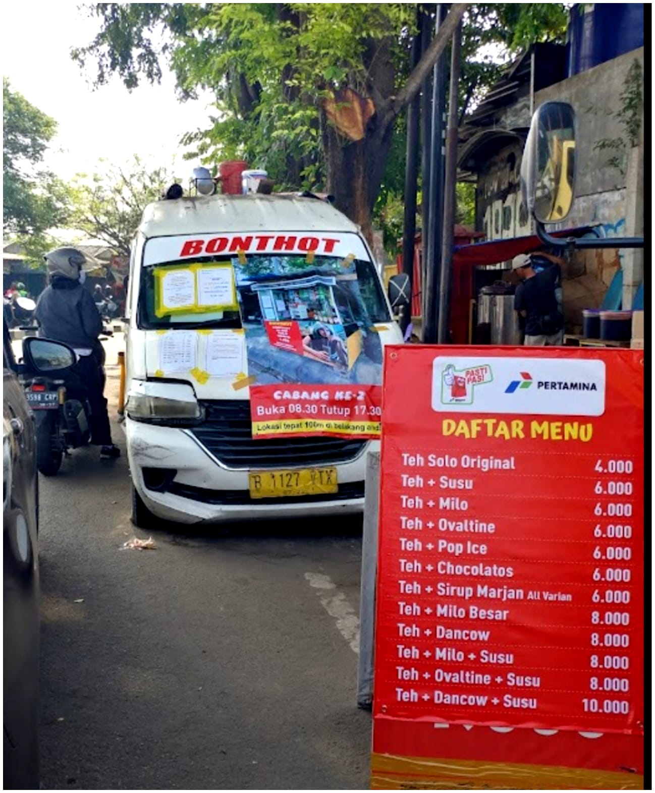 Es Teh Angkot C-01, Melayani Drive Thrue, Dijajakan Diatas Angkot Bekas