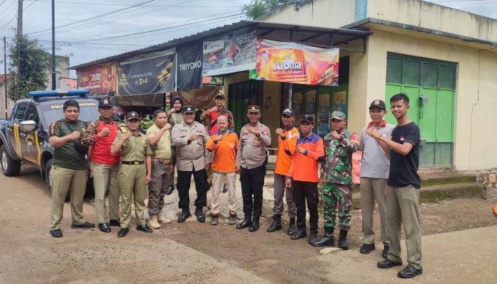 Pasca Banjir Luapan Sungai Wiroko, Polsek Nguntotonadi Lakukan Kerja Bakti Pembersihan Sisa Lumpur Di Jalan 2