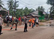 Pasca Banjir Luapan Sungai Wiroko, Polsek Nguntotonadi Lakukan Kerja Bakti Pembersihan Sisa Lumpur Di Jalan