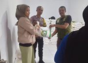 Bhabinkamtibmas Wilayah Hukum Polsek CSR (Cisarua) Polres Bogor Giat COOLING Sistem Monitoring Pembagian Beras BAPENAS RI kepada Warga Dan Sampaikan Pesan Kamtibmas