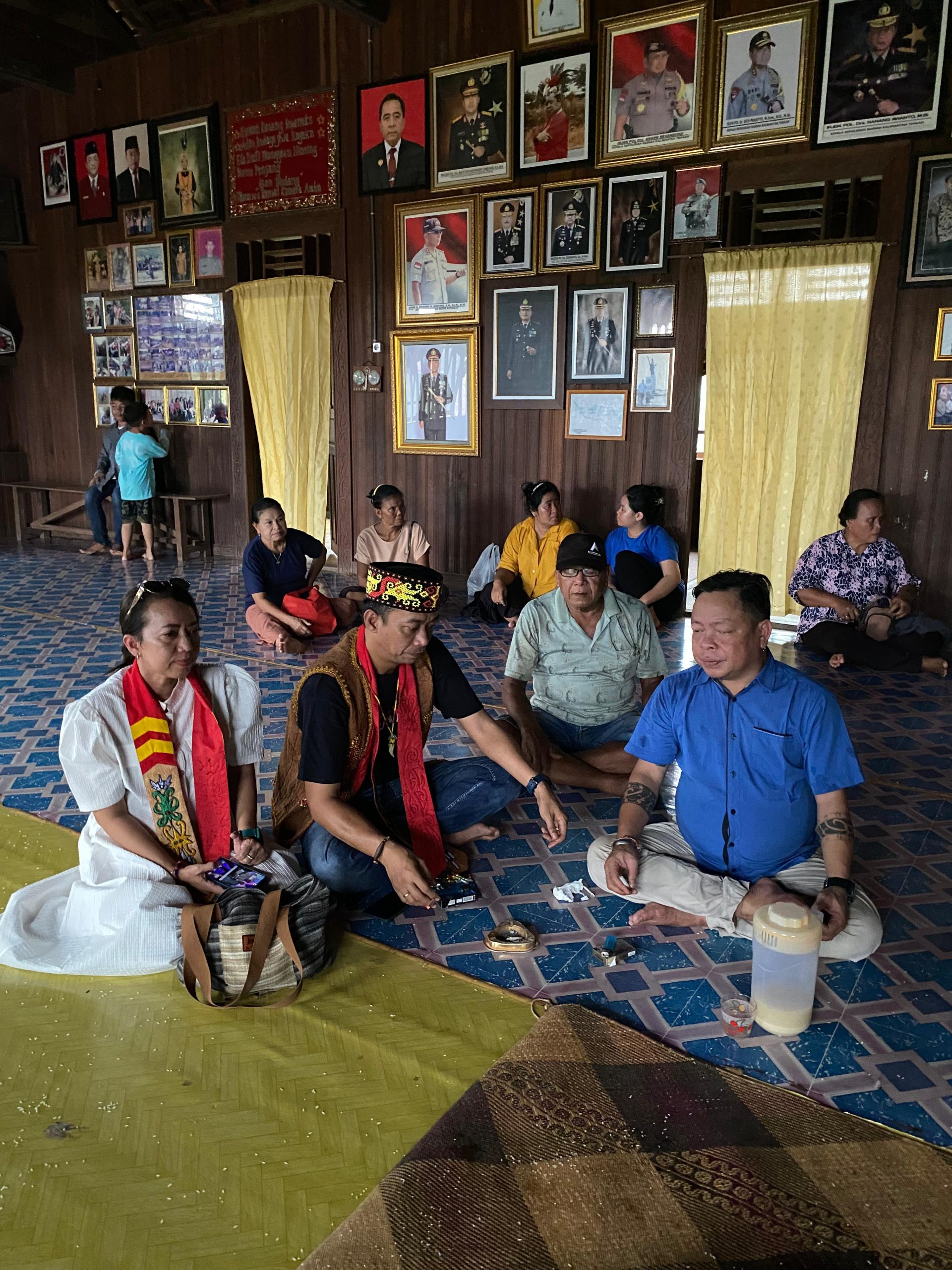 Bambang Irawan Anggota DPRD Provinsi Kalimantan Tengah Fraksi PDIP, Saat Mengunjungi Leluhur dan Sanak Keluarga ( Foto : Doc Pribadi)