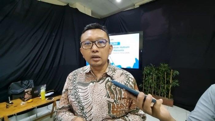 Ketua Umum YLBHI, Muhammad Isnur di kantor YLBHI, Jalan Diponegoro, Menteng, Jakarta Pusat, Senin (23/12/2024).