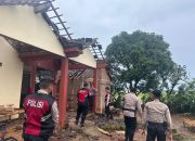 Puting Beliung Terjang Desa Karanggondang Jepara, Polisi Evakuasi Puing-puing dan Barang Warga Terdampak