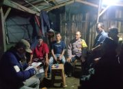 Bhabinkamtibmas Wilayah Hukum Polsek Dramaga Desa Dramaga Giat Cooling Sistem Sambangi Warganya Yang Sedang Melaksanakan Siskamling Dimalam Pergantian Tahun Baru 2025 Cipta Kondisi