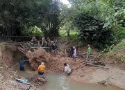 Aliran Sungai Tersumbat, Anggota Koramil Wirosari bersama Warga Kerja Bakti Bersihkan Sampah Pohon Bambu
