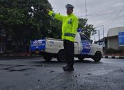 Luar Biasa ! Polisi di Jepara Tetap Mengatur Arus Lalu Lintas Meski Diterpa Gerimis Hujan