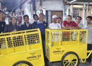 Dorong Kesadaran Warga, Juhana Salurkan Gerobak Sampah untuk Bogor Utara