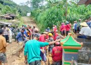 Polsek Jatipurno Kerja Bakti Bersihkan Material Longsor Di Desa Girimulyo