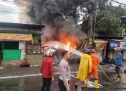 Ditinggal pulang ke Boyolali, toko ban semi permanen di Ungaran terbakar