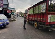 Anggota Wilayah Hukum Polsek Ciampea Polres Bogor Giat Cooling Sistem Laksanakan Kegiatan Pengaturan lalulintas Antisipasi Kemacetan Dan Laka Lantas