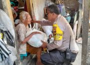 Satu Hari Satu Bantuan, Polisi Di Polresta Surakarta Bagi Sembako Pada Warganya