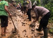 Bersihkan Material Longsor di Desa Tempur Jepara, Polsek Keling Gelar Kerja Bakti Bersama Warga