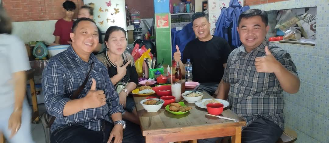 Andrico Goliath bersama Pelanggan Mie Yanti Otengnya di Lokasi Kuliner Miliknya Karawaci Kota Tangerang